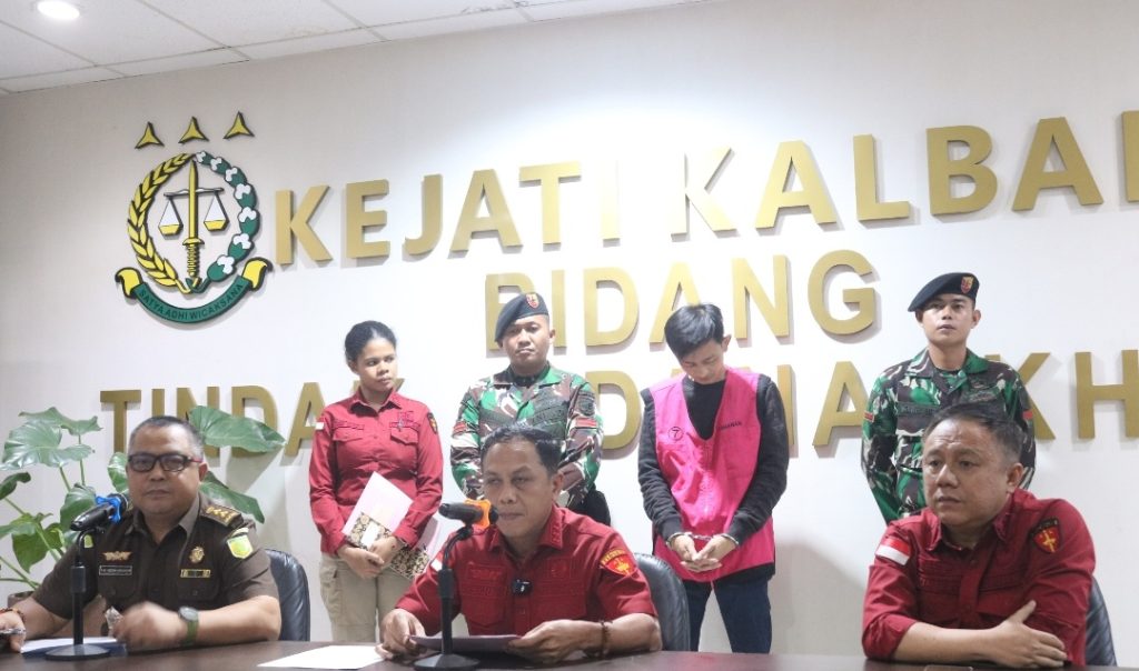 tiga kali panggilan diabaikan inisial RS kasus korupsi tak berkutik saat dijemput paksa tim penyidik Kejati Kalbar