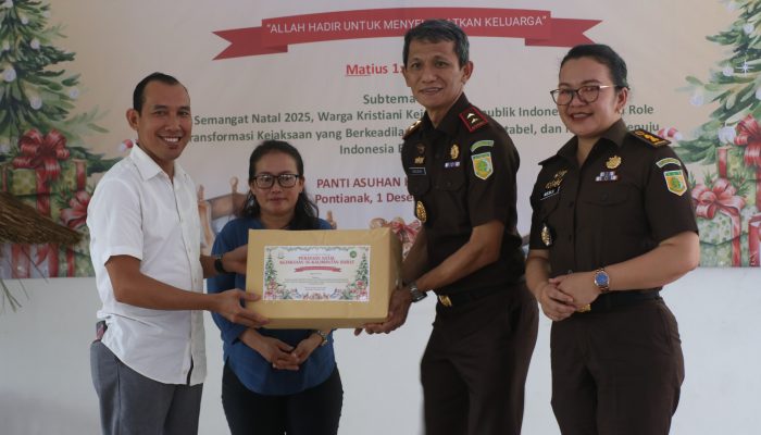 Kejati dan kejari sekalbar, bakti sosial dalam rangka menyambut perayaan natal 2025