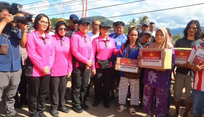 Ketum Bhayangkari Beri Bantuan hingga Hibur Anak-anak Korban Bencana di Tapanuli Tengah