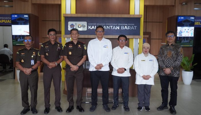 Kepala kejaksaan tinggi Kalbar, menjadi narasumber di acara diskusi panel penegakan hukum di kanwil DJP Kalbar