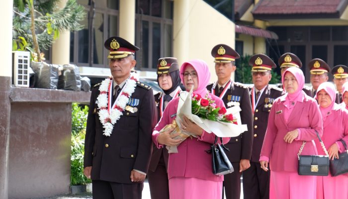 Polda Kalbar Wisuda 59 Personel Purna Bakti.