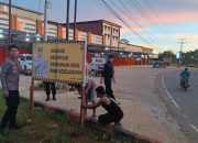 Menjelang Nataru 2025–2026, Polsek Sandai Pasang Banner Himbauan Tertib Lalu Lintas di Jalan Trans Kalimantan