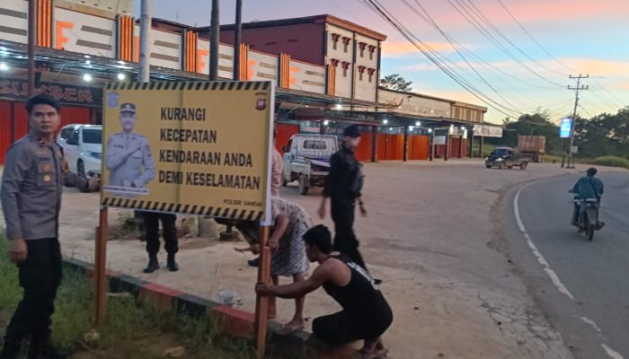 Menjelang Nataru 2025–2026, Polsek Sandai Pasang Banner Himbauan Tertib Lalu Lintas di Jalan Trans Kalimantan