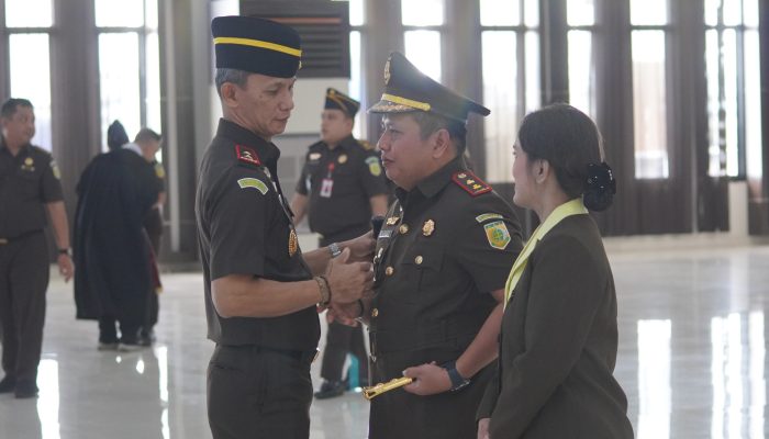 KAJATI RESMI LANTIK KAJARI SANGGAU, TEKANKAN INTEGRITAS DAN PROFESIONALISME