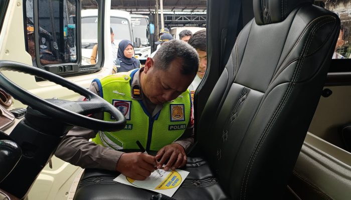 Tim Gabungan Periksa Kelayakan Armada dan Kesehatan sopir wujudkan perjalanan aman di Pontianak