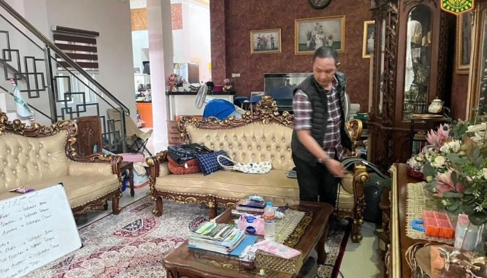 Penyidik Kejati Kalbar geledah sebuah rumah di Paris H Husen Dugaan kasus korupsi tata kelola pertambangan