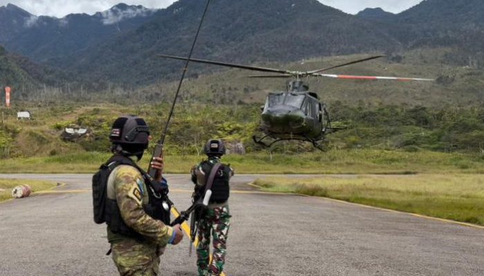 Dedikasi Tanpa Batas: Prajurit Satgas Yon Parako 466 Pasgat Kendalikan Operasional Bandara di Distrik Sinak