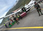 Kondisi geografis terjal membuat jalur darat terbatas, Satgas Yon Parako 466 Pasgat Lakukan Pengawalan Ketat di Bandara Mulia