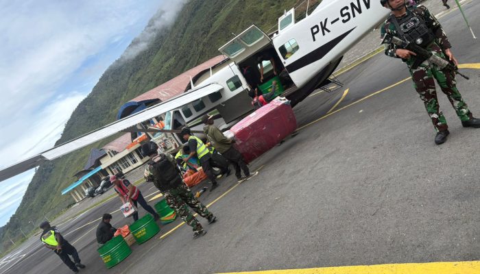 Kondisi geografis terjal membuat jalur darat terbatas, Satgas Yon Parako 466 Pasgat Lakukan Pengawalan Ketat di Bandara Mulia
