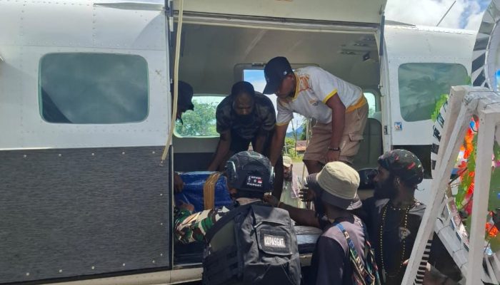 Sinergi Satgas Yon Parako 466 Pasgat dan Warga Bahu-Membahu Evakuasi Jenazah