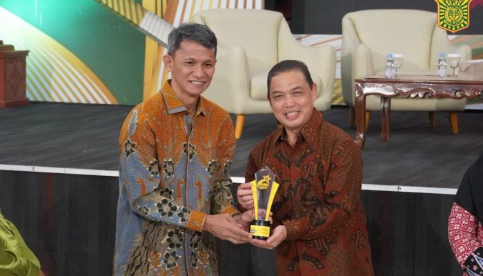 Kejati Kalbar menerima PKBM Award 2026, Kajati Kalbar Resmi Jadi Bapak Asuh PKBM di Kalbar : Dorong Solusi Komprehensif Atasi Anak Putus Sekolah.
