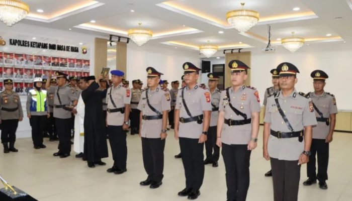 Kepala kepolisian resor Ketapang pimpin upacara serah terima jabatan PJU dan Polsek jajaran
