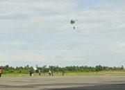 Prajurit Yon Parako 466 & Arhanud 15 Pasgat Gelar Latihan Terjun Freefall di Bandara Supadio