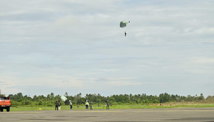 Prajurit Yon Parako 466 & Arhanud 15 Pasgat Gelar Latihan Terjun Freefall di Bandara Supadio