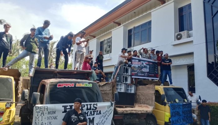 Ratusan Sopir Demo DPRD Mempawah, Sopir: di SPBU ada Pelangsir