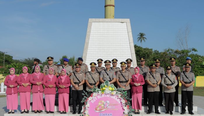 Kapolres Ketapang Pimpin Upacara Ziarah Dan Tabur Bunga Dalam Rangka Hari Bhayangkara Ke-80 Tahun 2026