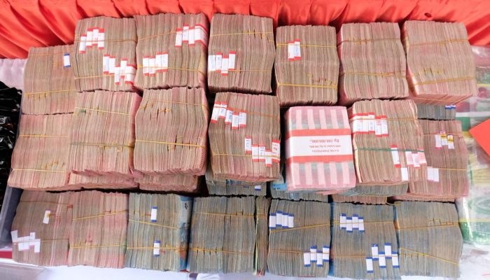 Ditresnarkoba Polda Kalbar amankan DK (41) dan sejumlah barang bukti sabu hingga uang 3,8 Miliar