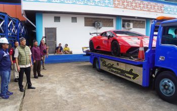 Kejati Kalbar pantau proses pengiriman 4 unit mobil sitaan kasus korupsi tambang