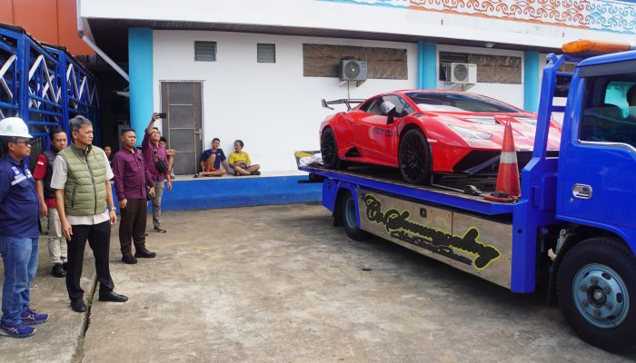 Kejati Kalbar pantau proses pengiriman 4 unit mobil sitaan kasus korupsi tambang