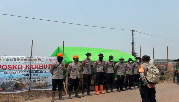 Personel BKO Sat Brimob Polri Laksanakan Pemadaman Karhutla di Desa Pelang KM 10