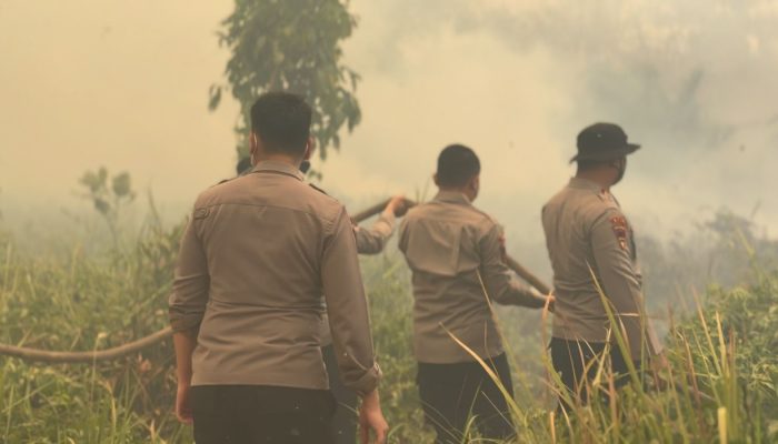 Cegah Karhutla Meluas, Mahasiswa STIK Dan Siswa Setukpa Edukasi Warga Sekaligus Padamkan Api di Sei Putri