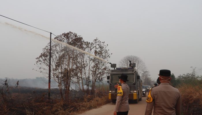 Kapolres Ketapang Pimpin Langsung Pemadaman Karhutla, Water Cannon Dikerahkan Atasi Kendala Sumber Air