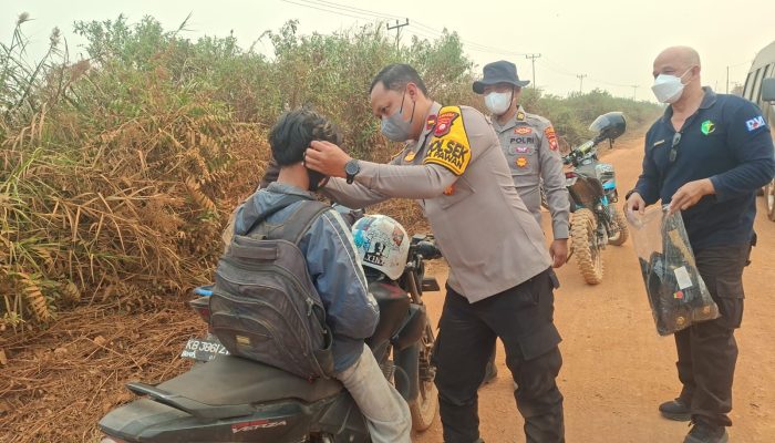 Momen Humanis di Tengah Penanganan Karhutla, Personel Polres Ketapang Bagikan Masker kepada Masyarakat