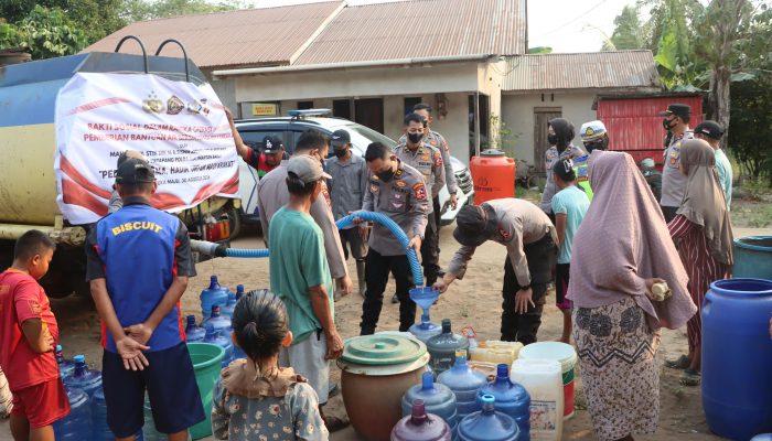 Bersama Mahasiswa STIK dan Siswa Setukpa, Kapolres Ketapang Salurkan 8.000 Liter Air Bersih untuk Warga Sukamaju