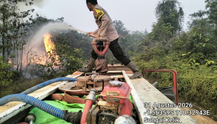 Groundcheck Titik Hotspot, Polsek Nanga Tayap Bersama Tim Perusahaan Padamkan Karhutla di Sungai Kelik