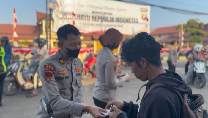 Peduli Kesehatan Masyarakat, Satgas Edukasi Polres Ketapang Mahasiswa STIK Dan Siswa Setukpa Bagikan Masker