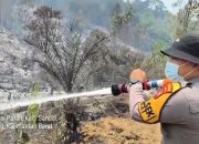 Polsek Sandai Bersama Tim Gabungan Padamkan Karhutla di Dusun Batu Kambing