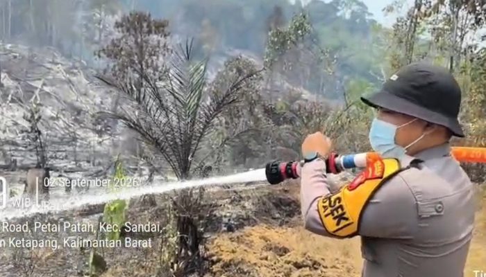 Polsek Sandai Bersama Tim Gabungan Padamkan Karhutla di Dusun Batu Kambing