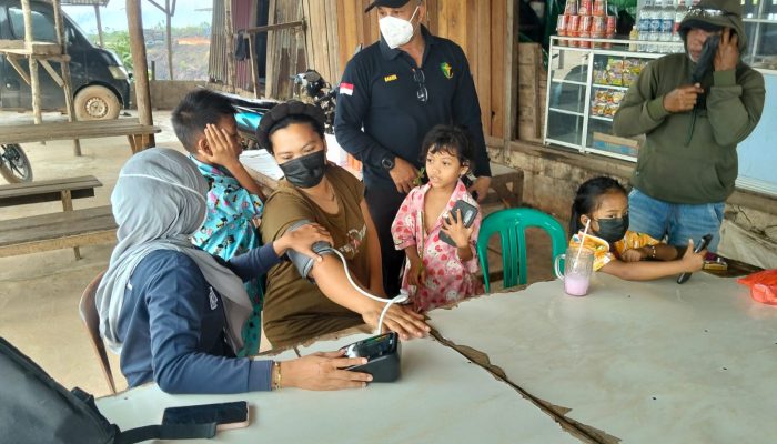 Jaga Kesehatan Masyarakat Terdampak Karhutla, Tim Kesehatan Polres Ketapang Laksanakan Pemeriksaan Kesehatan di Desa Pelang