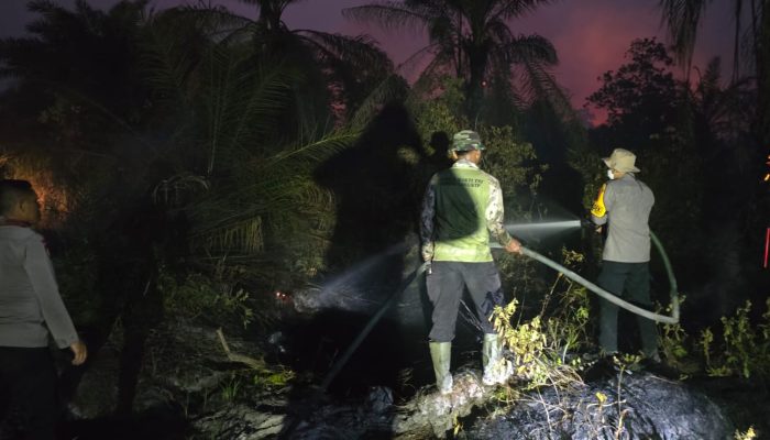 Polsek Tumbang Titi Bersama TNI dan Warga Padamkan Karhutla di Desa Batu Tajam