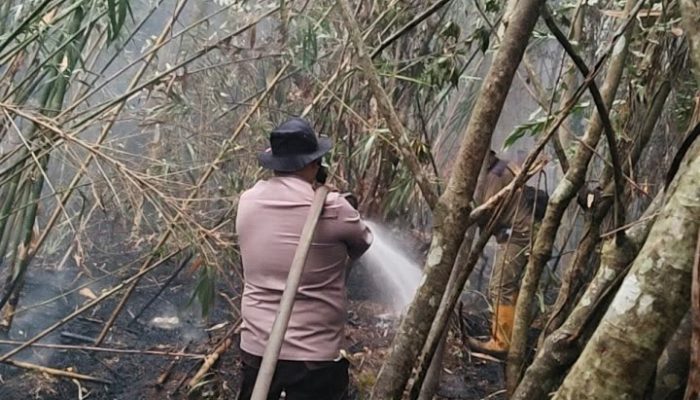Polsek Matan Hilir Utara ,Gerak Cepat, Padamkan Karhutla, didesa Kuala