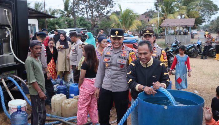 Polres Ketapang Hadir di Tengah Warga, Salurkan 8.000 Liter Air Bersih Siap Konsumsi gratis