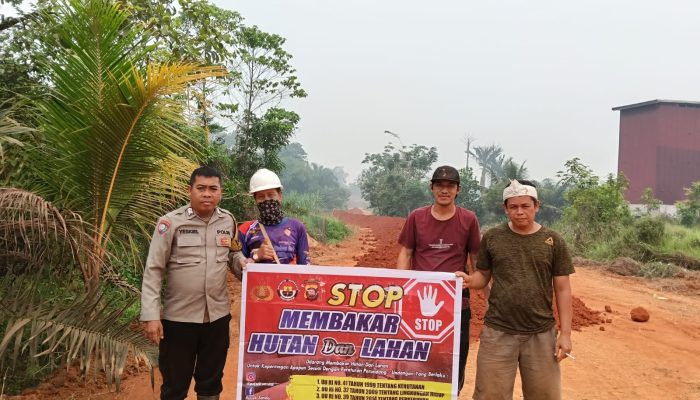 Cegah Karhutla Sejak Dini, Bhabinkamtibmas Polsek Sandai Ajak Warga Batu Lapis Peduli Lingkungan